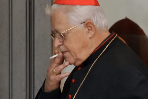 El papa Francisco ordena que el Vaticano deje de vender cigarros