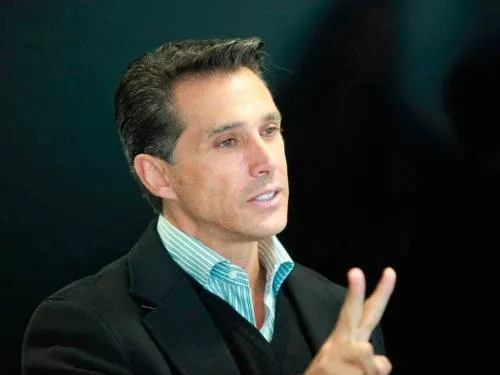 Sergio Mayer confunde a la Profeco con la Profepa por muerte de manatíes