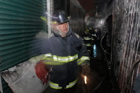 Queman más de 20 locales del tianguis La Piedad