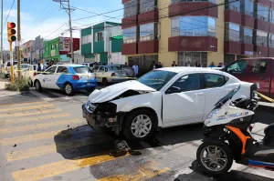 Por pasarse un alto, ministeriales chocan contra unidad de la Ruta 77A