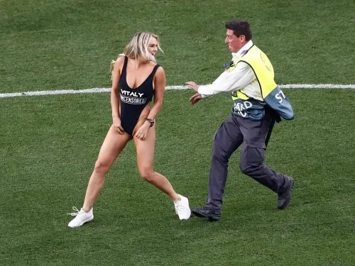 Aficionada semidesnuda invade la final de Champions