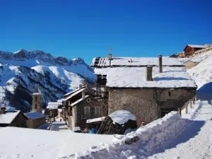 Treinta y tres turistas bloqueados en un teleférico sobre los Alpes