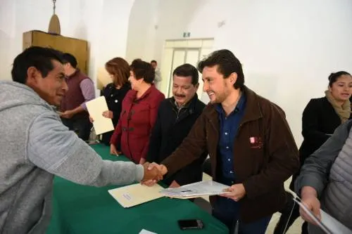 Reciben familias de San Pedro Cholula escrituras y certeza jurídica