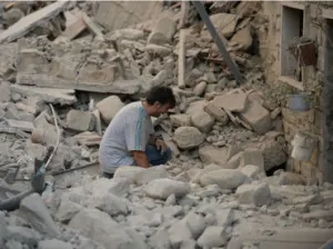 Intensifican búsqueda de sobrevivientes por sismo de 6.2 en el Centro de Italia