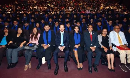 Luis Banck acompañó a egresados de Ingeniería Industrial de la BUAP en su graduación