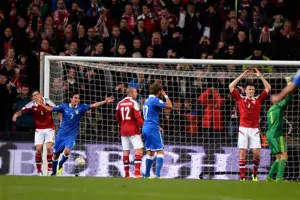 Italia rescata empate; Dinamarca, al borde de la eliminación