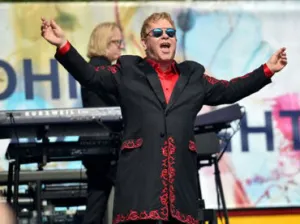 Elton John festeja su cumpleaños con disco nuevo