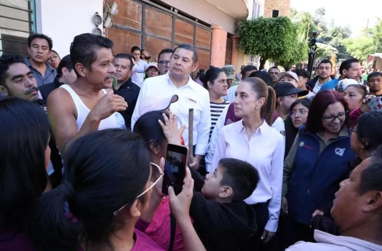 Sheinbaum y Armenta escuchan de viva voz a afectados por lluvias en la Sierra Norte