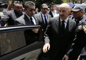 De traje oscuro Salinas de Gortari acude a casa de ?Gabo?