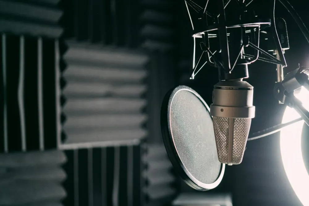 Protección para locutores y artistas: incorporan su voz e imagen a la Ley de Derechos de Autor para frenar uso de IA sin consentimiento