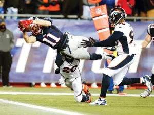 En épico juego de la NFL, Brady vence a Manning tras error de “Broncos”