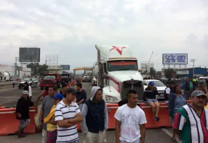Bloquean la México–Puebla en ambos sentidos por inundaciones en Chalco