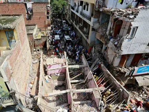 Derrumbe de edificio en India deja al menos 4 muertos