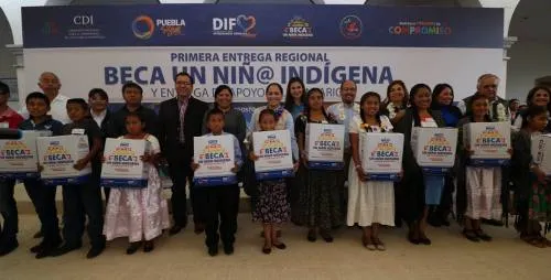 Dinorah López entrega apoyos a las familias de Santa María Coyomeapan