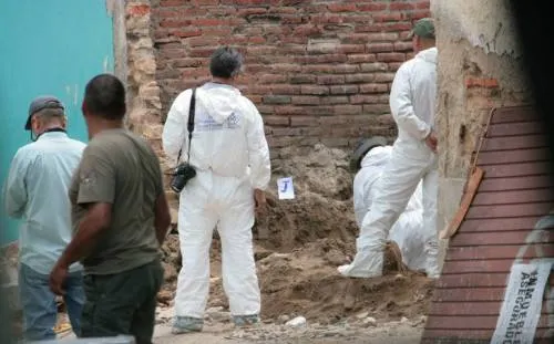 Suman 10 cuerpos hallados en fosa clandestina de Guadalajara
