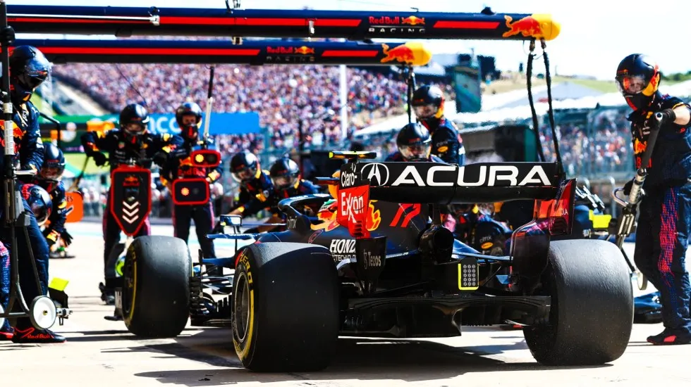Verstappen y Checo Pérez logran doble podio para Red Bull en EU