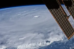Huracán Earl se degrada a Tormenta Tropical