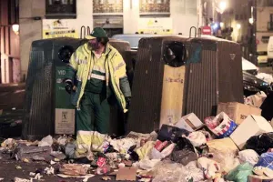 Quitan de calles de Madrid 60 toneladas de basura acumulada