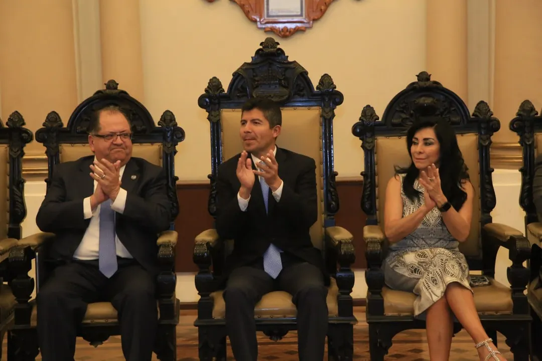 Luis Felipe López Calva recibió la cédula real del Ayuntamiento de Puebla