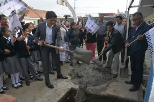Inicia José Juan Espinosa construcción de domo para primaria en Cocoyotla