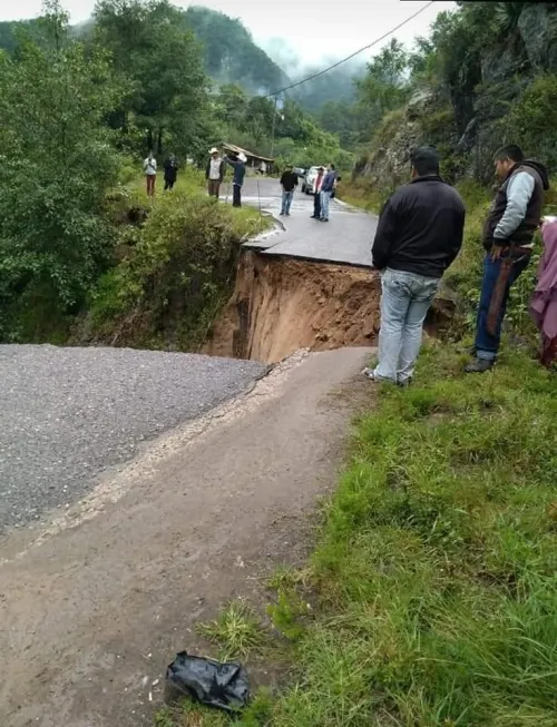 Deslaves de cerros y socavones dejaron las lluvias en Tetela de Ocampo y Xicotepec 