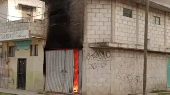 Incendio consume carpintería; cinco personas resultaron intoxicadas y un gatito sufrió quemaduras