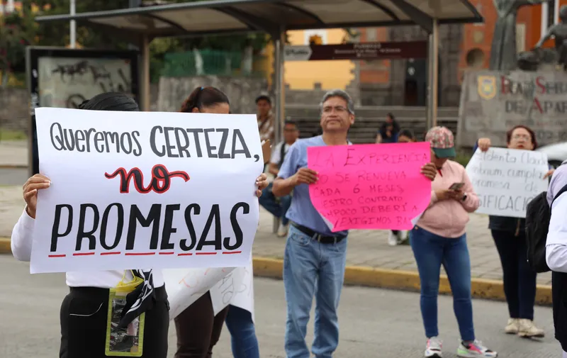 Trabajadores del sector salud en Puebla protestan para exigir mejores salarios y estabilidad laboral