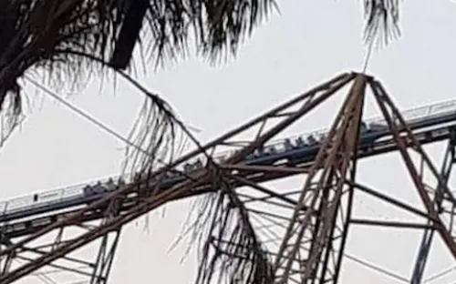 Falla juego en Six Flags, personas quedan atrapadas