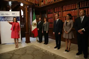 Luis Banck toma protesta a Susy Angulo como presidenta honoraria del SMDIF