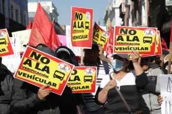Manifestantes protestan afuera del Congreso en contra de Elsa Bracamonte 