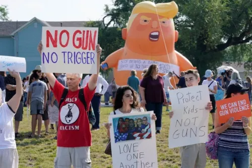 Entre gritos y pancartas, habitantes de Dayton dan desfavorable recepción a Trump
