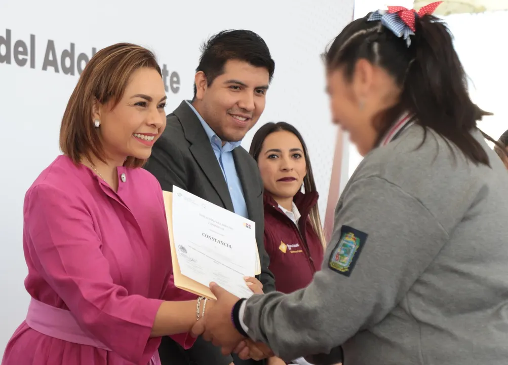 Gradúa SEDIF a estudiantes