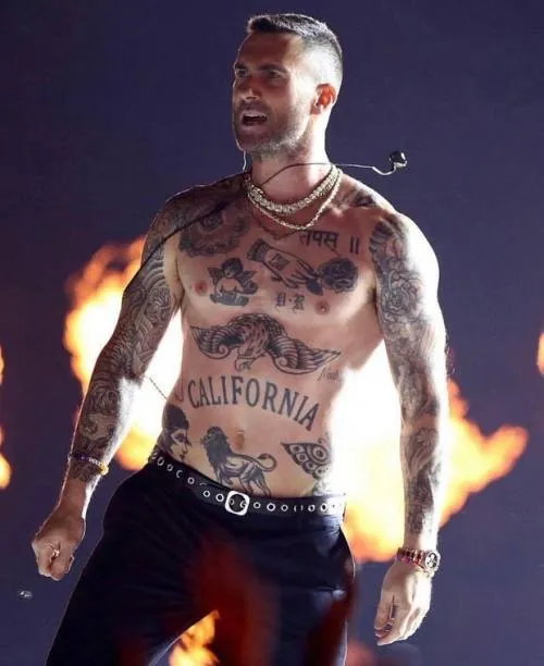 #MartesDeChicos Adam Levine lo más sexy del Súper Bowl