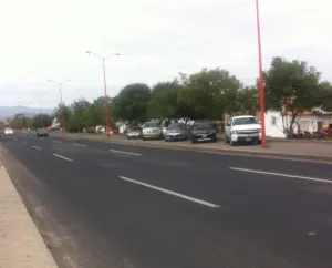 Usan camellón del Forjadores como estacionamiento y punto de venta de autos
