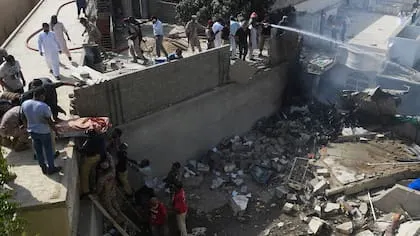 Se estrelló cerca del aeropuerto de Karachi en una zona residencial (AFP)