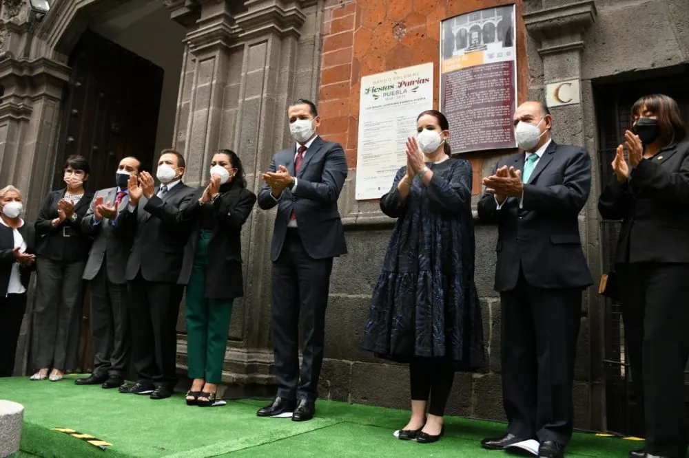 Colocan bando solemne con motivo de las fiestas patrias en la sede del Poder Judicial
