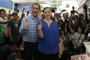 Moreno Valle y Martha Erika emiten votos en el Distrito IX