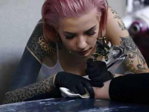 En estos países restringen el mostrar tatuajes