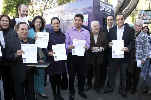 Rivera Pérez y funcionarios municipales realizan el pago de su impuesto predial