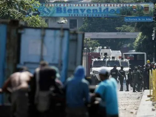 Venezuela refuerza bloqueo en frontera con Colombia