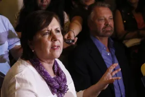 Respalda Castañeda candidatura de Ana Tere; califica de migajas tiempo en medios