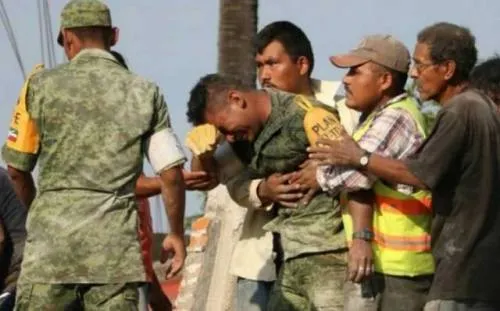 El soldado que lloró en el sismo no murió en emboscada… se trata de fake news