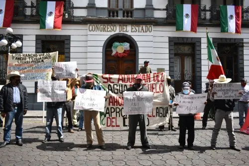 Integrantes del Movimiento Regional en Defensa del Agua se manifestaron afuera del Congreso