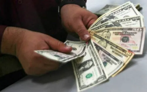 Dólar se vende en 17.90 pesos en el AICM; BMV avanza 0.12%