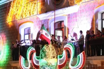 Ariadna Ayala encabeza el Grito de Independencia ante zócalo lleno en Atlixco