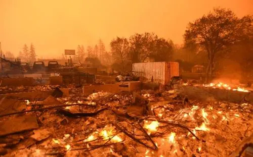Continúa la lucha contra incendios en California; van 25 muertos