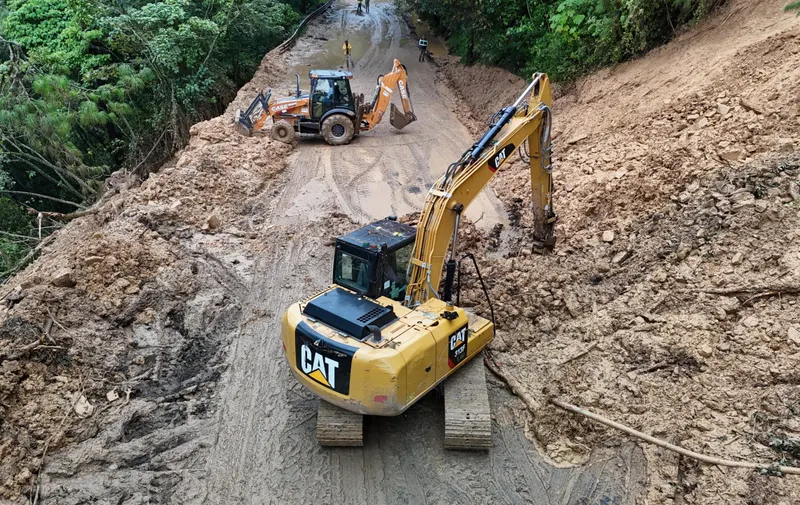 Módulos de maquinaria rehabilitan carreteras y caminos en la Sierra Norte de Puebla