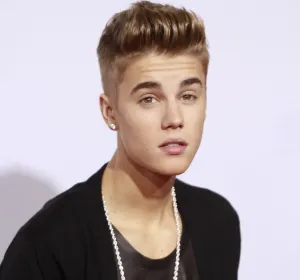 Justin Bieber es captado con ex modelo de Playboy