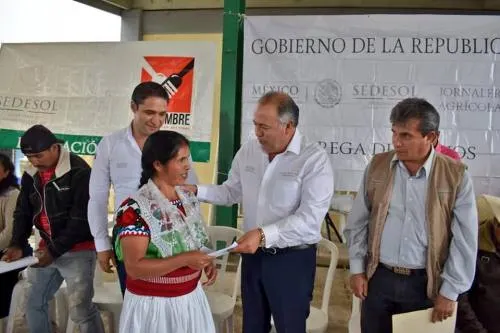 Otorga Sedesol apoyos para el arribo de jornaleros agrícolas y permanencia escolar en Sierra Norte