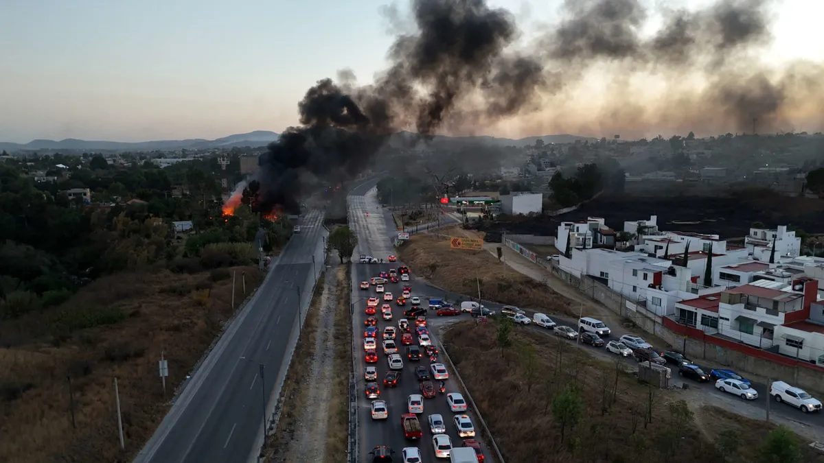 Incendio en Periférico Ecológico colapsa vialidad en Puebla